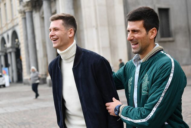 Hubert Hurkacz jeszcze nigdy nie pokonał Novaka Djokovicia (fot. Valerio Pennicino/Getty Images)