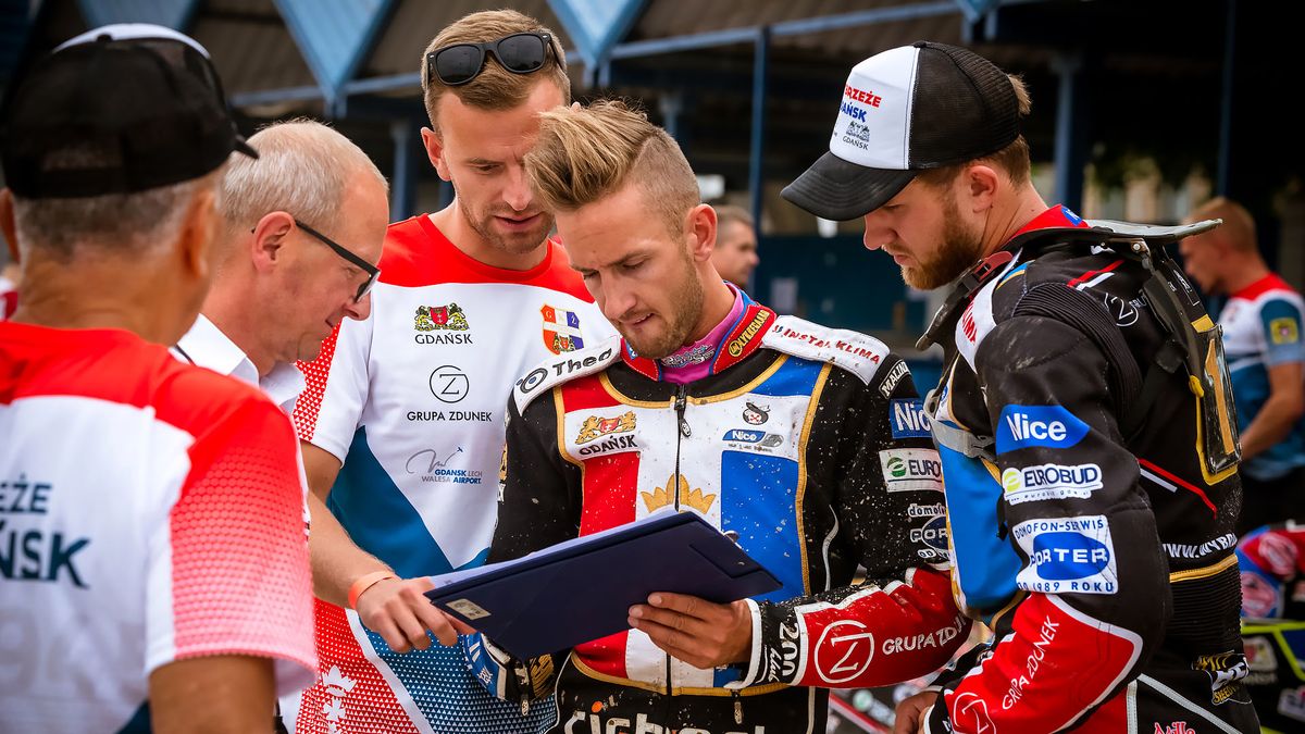 WP SportoweFakty / Romuald Rubenis / Narada w Wybrzeżu. Mirosław Berliński z lewej. Anders Thomsen analizuje program.