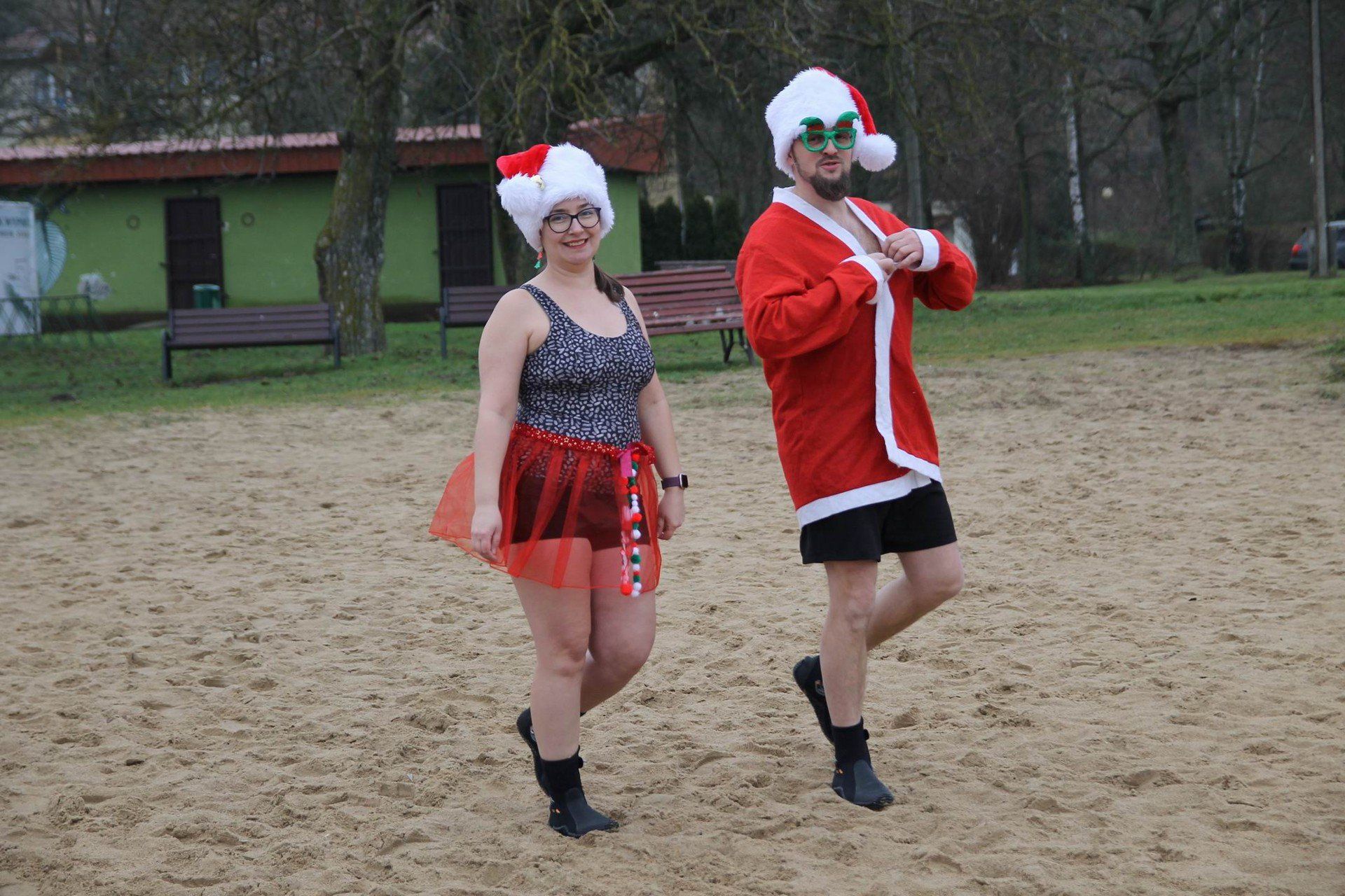 Tak wyglądają mikołajkowe stroje morsów z Chelmna