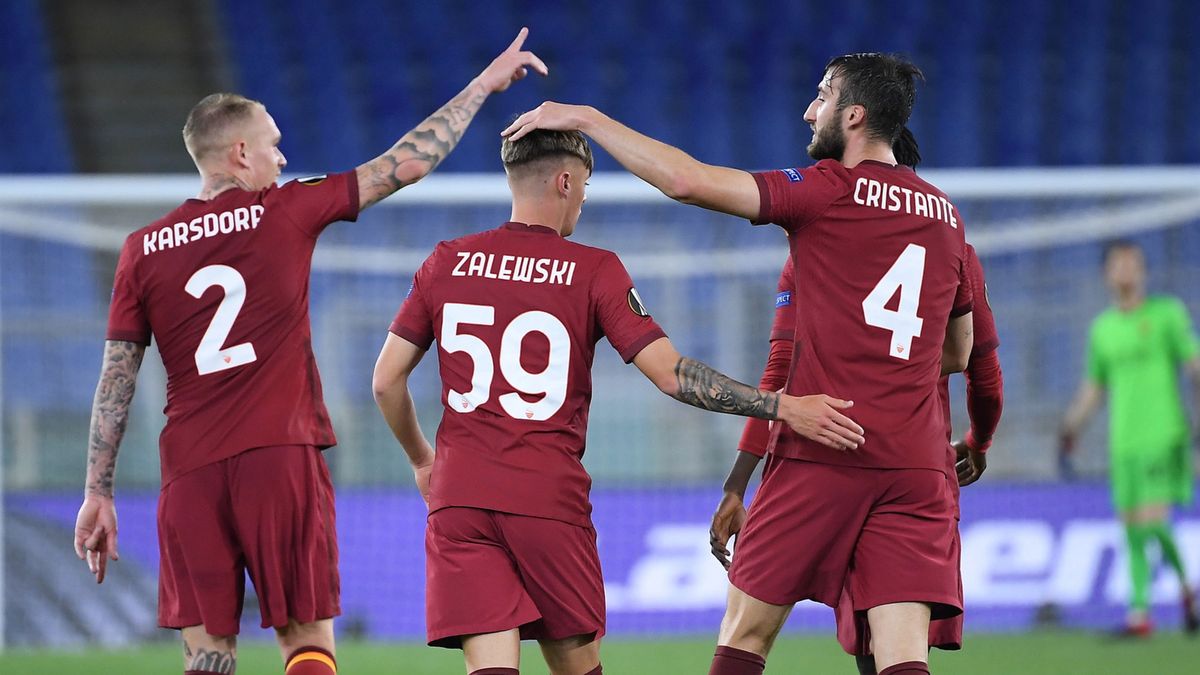 Zdjęcie okładkowe artykułu: PAP/EPA / ETTORE FERRARI / Nicola Zalewski przyjmuje gratulacje od kolegów z AS Roma