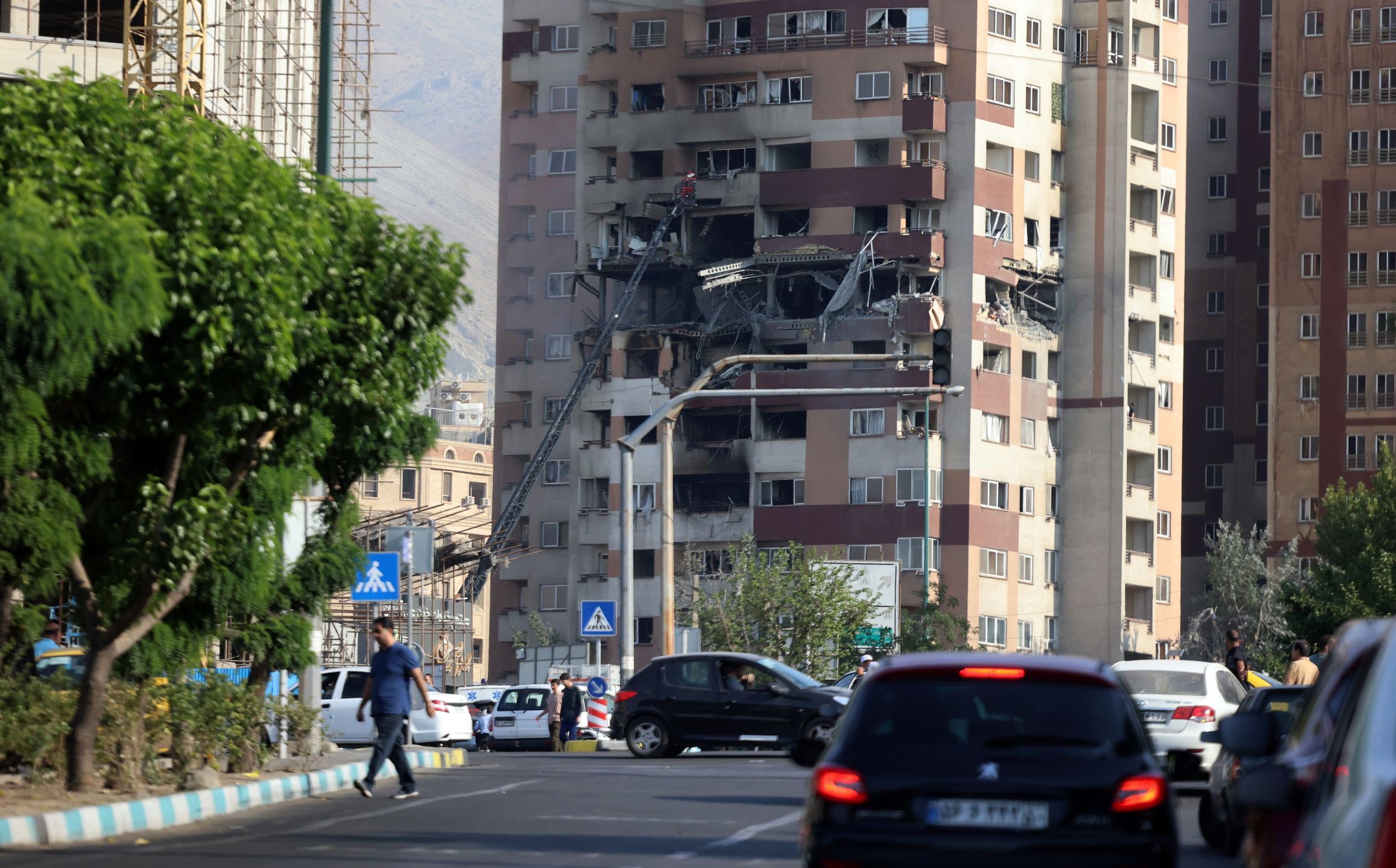 A view of a building that was hit by Israeli air strikes north of Tehran, Iran, 13 June 2025. Israel confirms it has launched strikes on Iran's 'nuclear program' as blasts are heard across the country. The strikes are part of Operation Rising Lion, Israel's Prime Minister Benjamin Netanyahu said, adding Iran was a threat to "Israel's very survival". EPA/ABEDIN TAHERKENAREH Dostawca: PAP/EPA.
