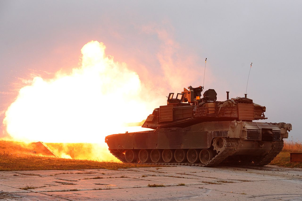 Czołg M1A2 Abrams podczas strzału.