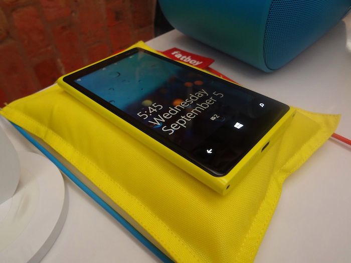 Nokia Lumia 920 - ładowanie bezprzewodowe