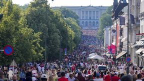 Sceny w Norwegii. Ludzie wyszli na ulice