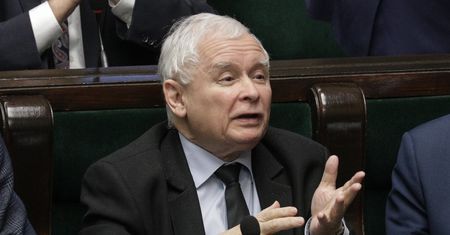 Nowy pomysł posłów PiS. Wypijesz piwko, czekając na pociąg lub autobus