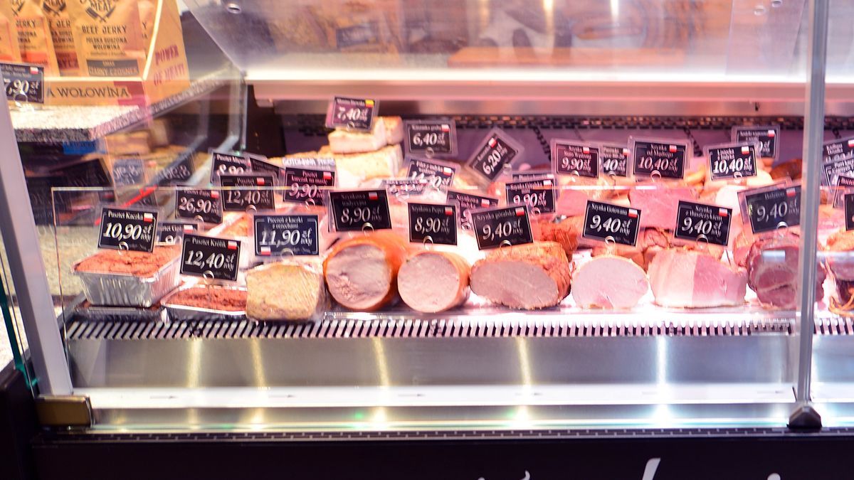 Sklepy zabezpieczają przed kradzieżą nawet wędliny na wagę sprzedawane w plasterkach. Zdjęcie ilustracyjne