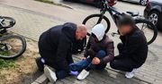 Leżał na drodze, nikt nie reagował. Pomogli dopiero policjanci z Sopotu
