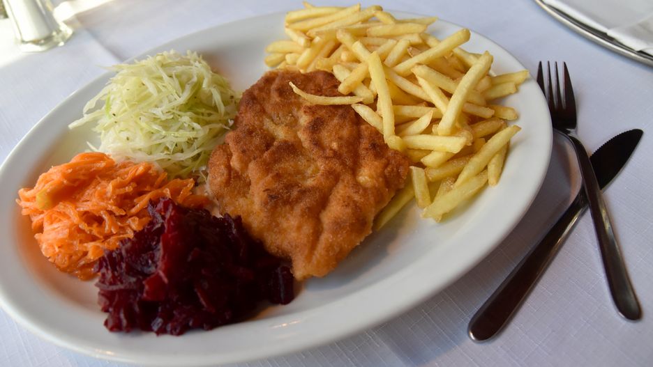 Ile kosztuje kotlet schabowy z frytkami i surówką w Polsce i w Czechach? (zdjęcie ilustracyjne) 