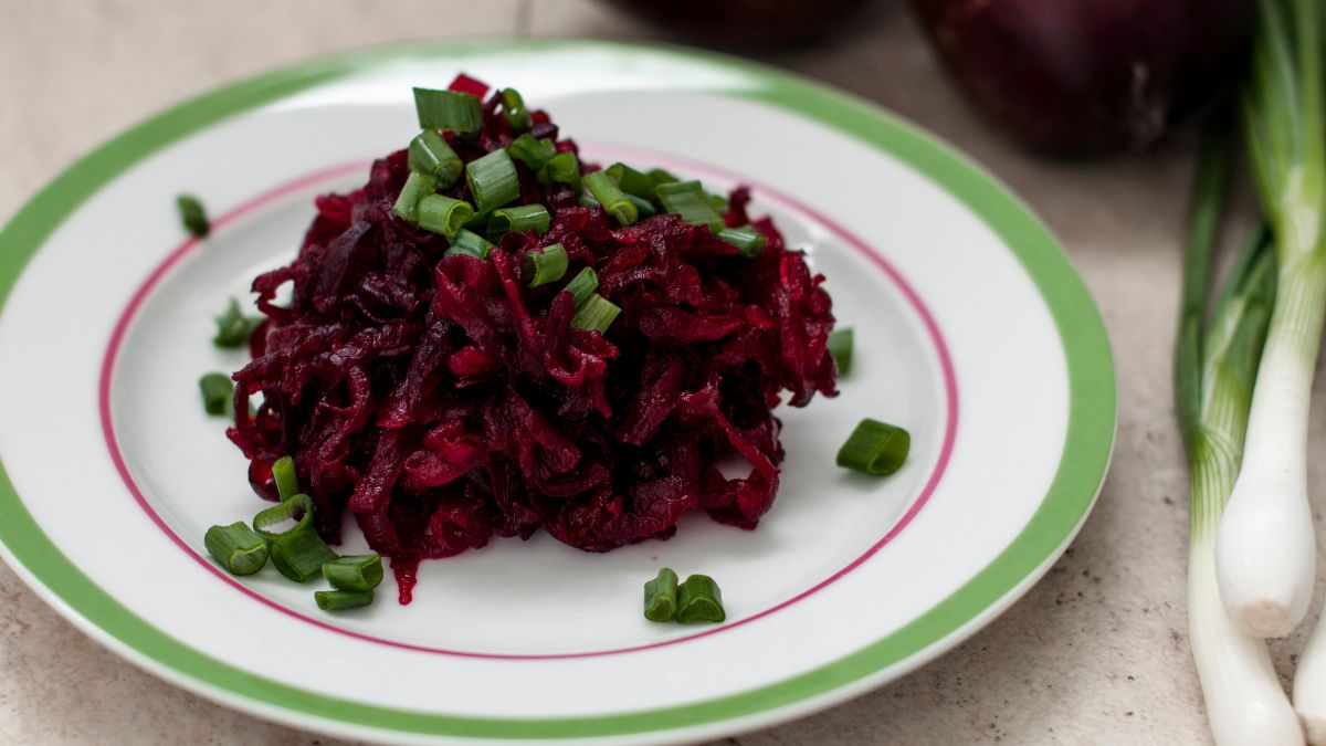Prosta sałatka z buraków to świetny dodatek do obiadu