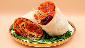 Szybki i sycący posiłek. Tortilla z kurczakiem po meksykańsku
