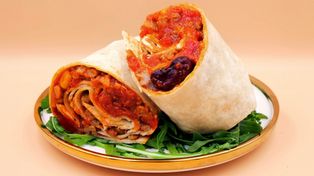 Szybki i sycący posiłek. Tortilla z kurczakiem po meksykańsku