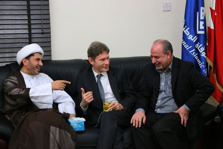 Tom Malinowski (w środku) podczas jednego ze spotkań</br>w Bahrajnie (zdjęcie archiwalne)