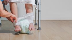 Pampersy dla dorosłych - jak wybrać odpowiednie i kiedy je stosować?