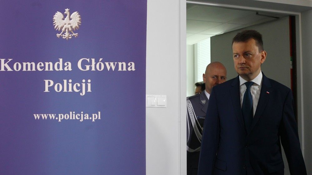 Błaszczak twierdzi, że milicjantów ustawa nie obejmuje. Co innego pokazuje praktyka.