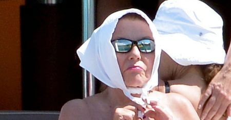 "Dynastia": Joan Collins opala się na jachcie w Saint Tropez!