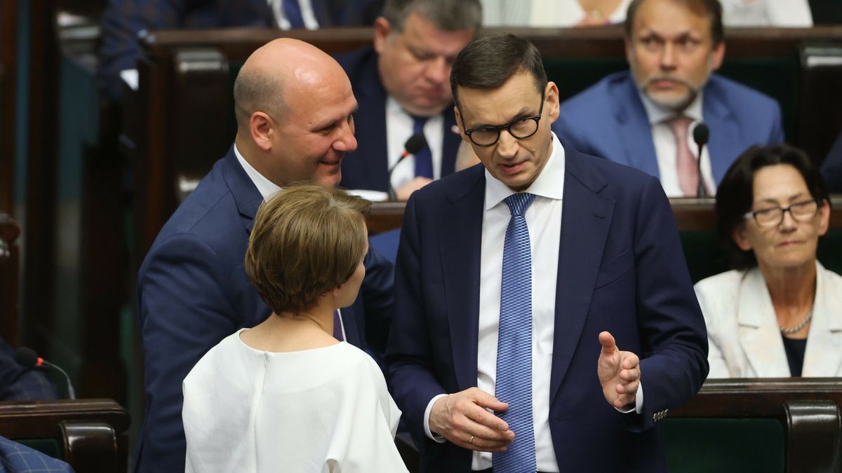 57. posiedzenie Sejmu IX kadencji
23.06.2022 Warszawa Sejm 57. posiedzenie Sejmu IX kadencji
Fot. Andrzej Iwanczuk/REPORTER
n/z: Jadwiga Emilewicz, Mateusz Morawiecki, Szymon Szynkowski vel Sek
Andrzej Iwanczuk/REPORTER