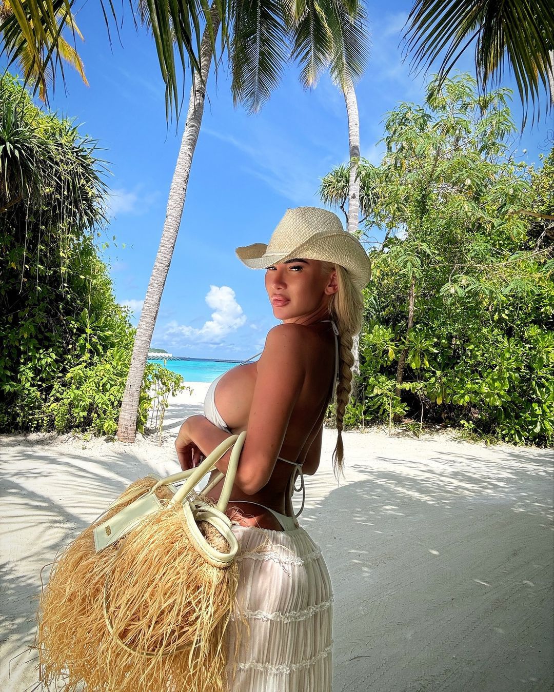 Izabela Macudzińska pozuje w bikini i kowbojskim kapeluszu