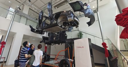 Tesla rozebrała swoje auto i zawiesiła pod sufitem. Zrobili to dla nauki