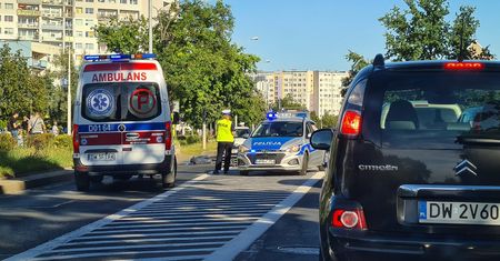 Wrocław. Koszmarny wypadek na Pilczyckiej. Pieszy zginął potrącony na pasach