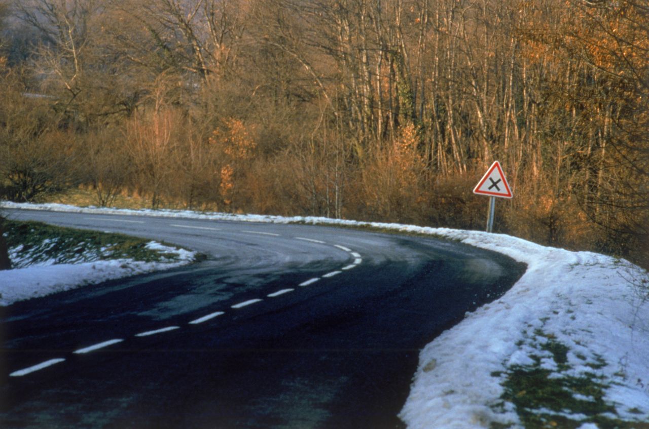 Niewidzialny, ale bardzo niebezpieczny. Czarny lód znów pojawi się na drogach