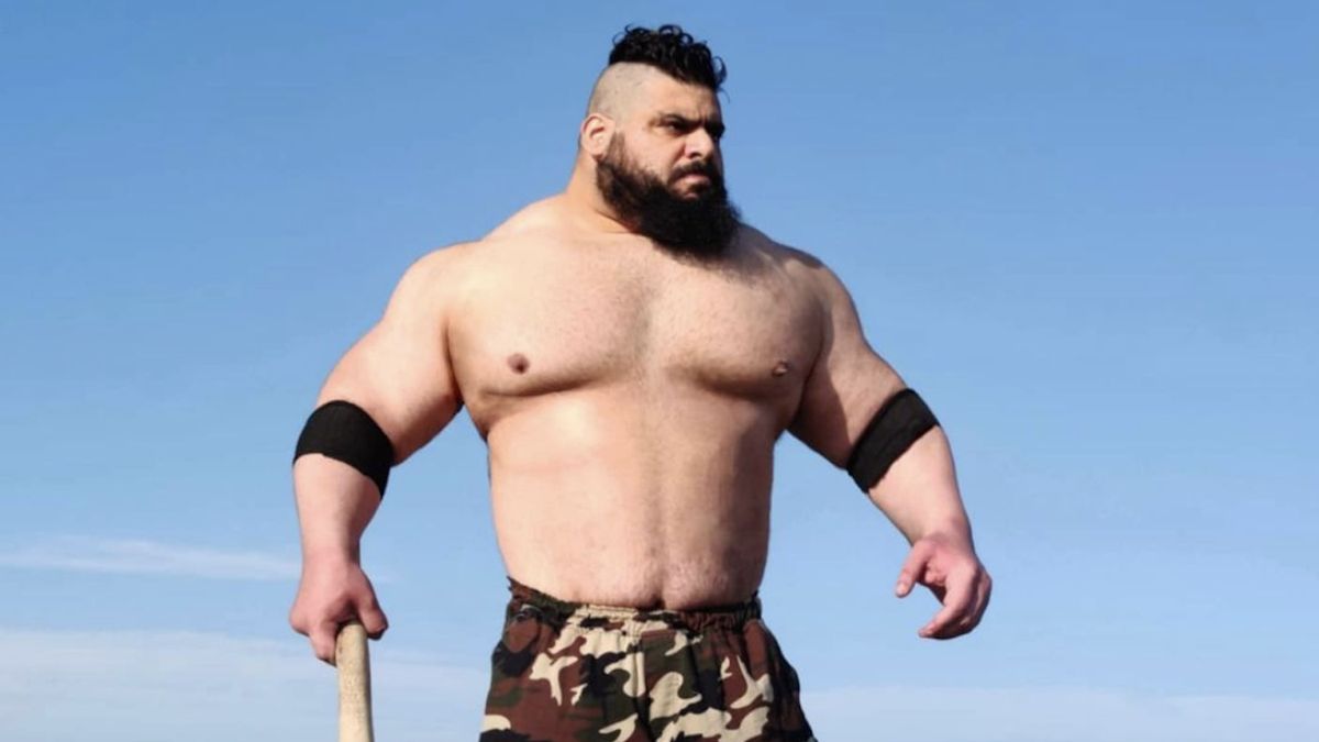 Irański Hulk przygotowuje się do walki 