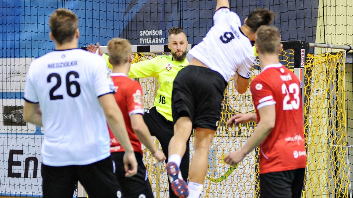 WP SportoweFakty / ANNA DEMBIŃSKA / Paweł Kiepulski broni rzut jednego z graczy KPR Legionowo