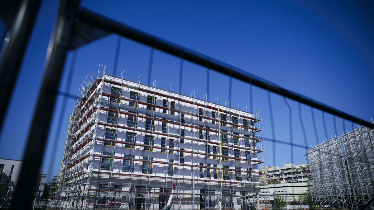 BERLIN, GERMANY - AUGUST 29: Symbolic photo on the topic of new housing construction. Newly built rental apartments can seen on the construction site Buckower Felder urban district on the southern outskirts of Berlin on August 29, 2024 in Berlin, Germany. Around 900 apartments are being built on the approximately 16 hectare site. (Photo by Thomas Trutschel/Photothek via Getty Images)