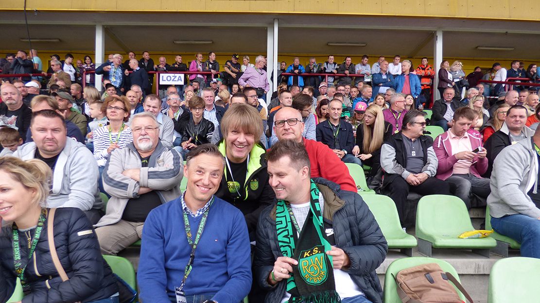 Materiały prasowe / Na zdjęciu: Adam Drewniok z członkami Kabaretu Młodych Panów