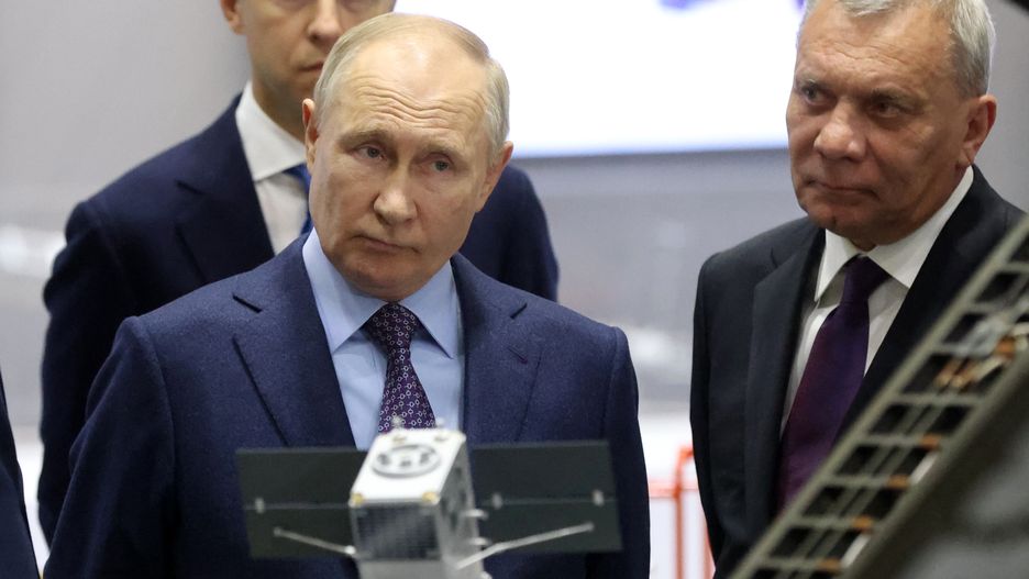Po lewej prezydent Rosji Władimir Putin, po prawej szef Roskosmosu Jurij Borysow
