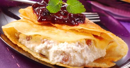 Dodaję do twarogu i zawijam w naleśniki. Sprawdzą się na obiad, ale i na deser