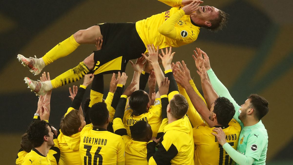 Getty Images / Pool / Koledzy podrzucają Łukasza Piszczka po finale Pucharu Niemiec