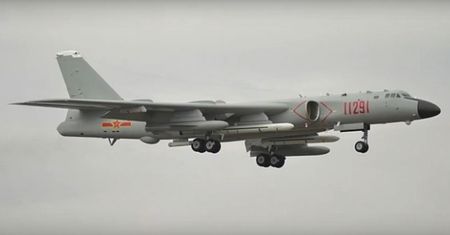 Tajna broń Chin? Bombowiec Xian H-6N przenosił niezidentyfikowany ładunek [Wideo]