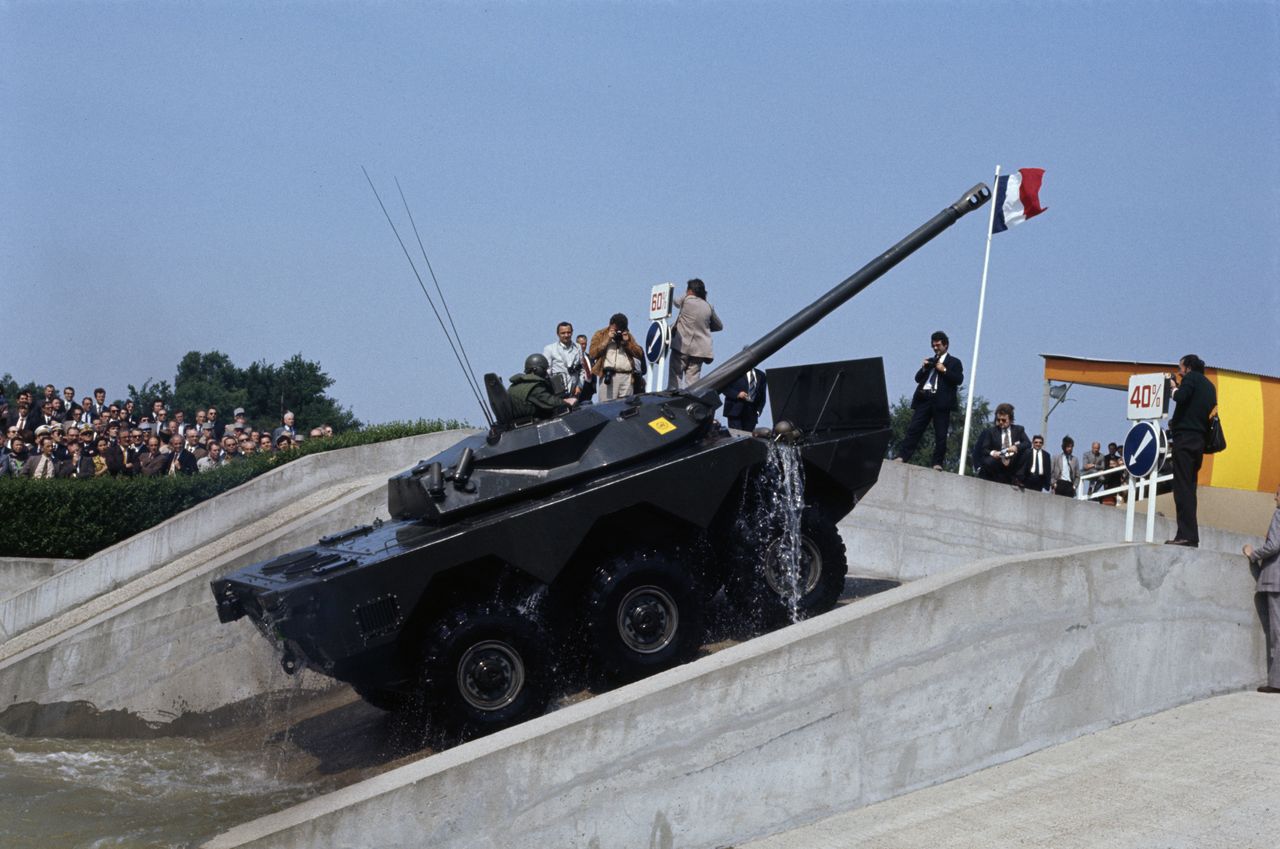 AMX-10 RC - pojazdy militarne, które trudno nazwać czołgiem, bo nie poruszają się na gąsienicach, przekaże Francja Ukrainie. To pierwsza taka zachodnia konstrukcja wojskowa, która trafi na front wojny ukraińsko-rosyjskiej