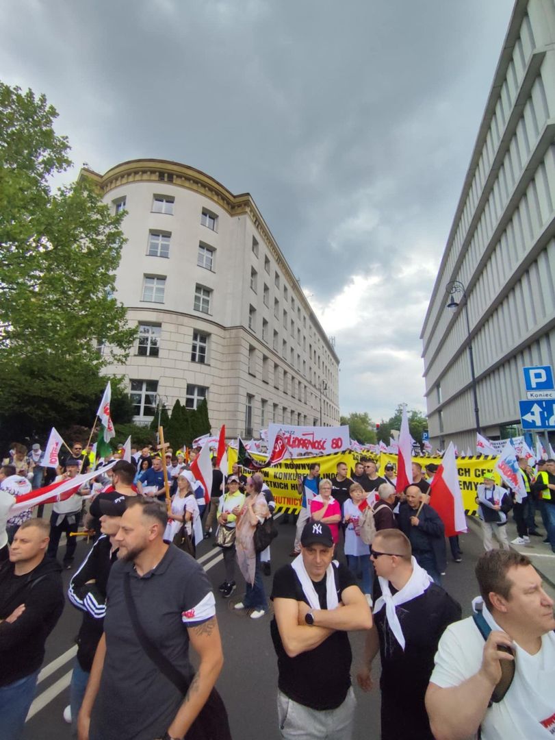 Wielka demonstracja hutnicza rozpoczęła się w środę (21 maja) o godz. 12 przed siedzibą Sejmu w Warszawie