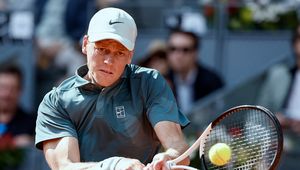 Jannik Sinner ruszył po epokowe osiągnięcie. Zaczął z problemami
