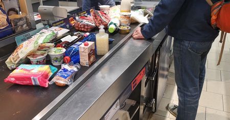Ile zarabia kasjer? Tyle płaci Biedronka i Lidl