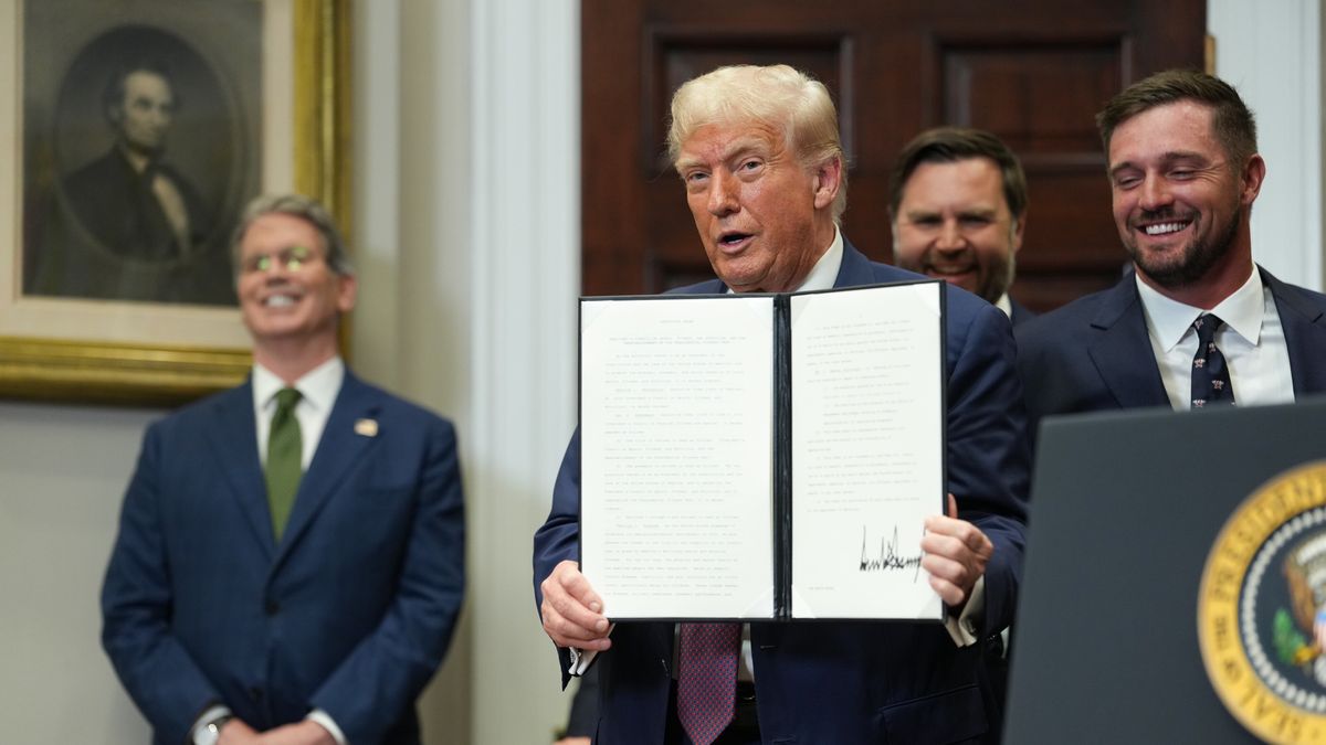 US President Donald Trump displays a signed executive order during an executive order signing ceremony in the Roosevelt Room of the White House in Washington, DC, USA, 31 July 2025. The order will formally reestablish the Presidential Fitness Test, creating school-based programs that reward excellence in physical education. EPA/ERIC LEE / POOL Dostawca: PAP/EPA.