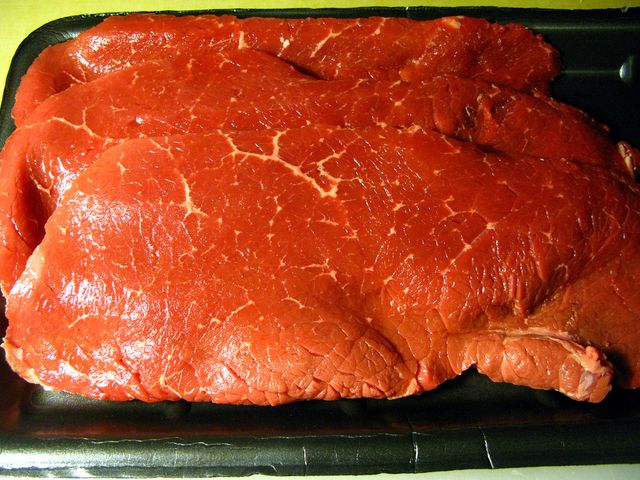 Surowa australijska wołowina zrazowa dolna bez kości (mięso i tłuszcz)