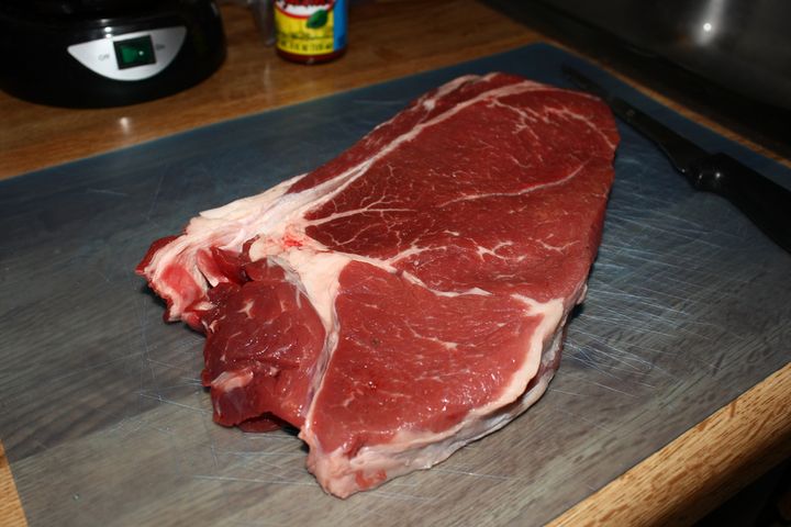 Surowy udziec z wołowiny australijskiej bez kości (mięso i tłuszcz)