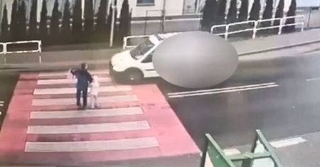Wszedł z dzieckiem na pasy. Kierowca nawet ich nie zauważył