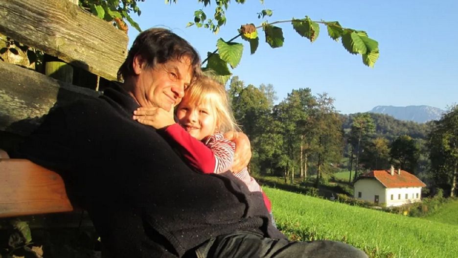 Archeolog i jego córeczka zostali zamordowani.