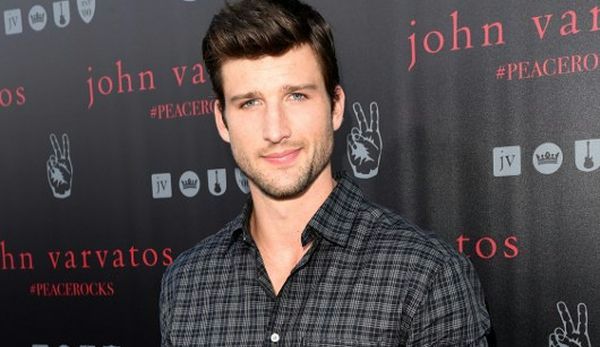 Parker Young i Rutina Wesley w "Arrow"