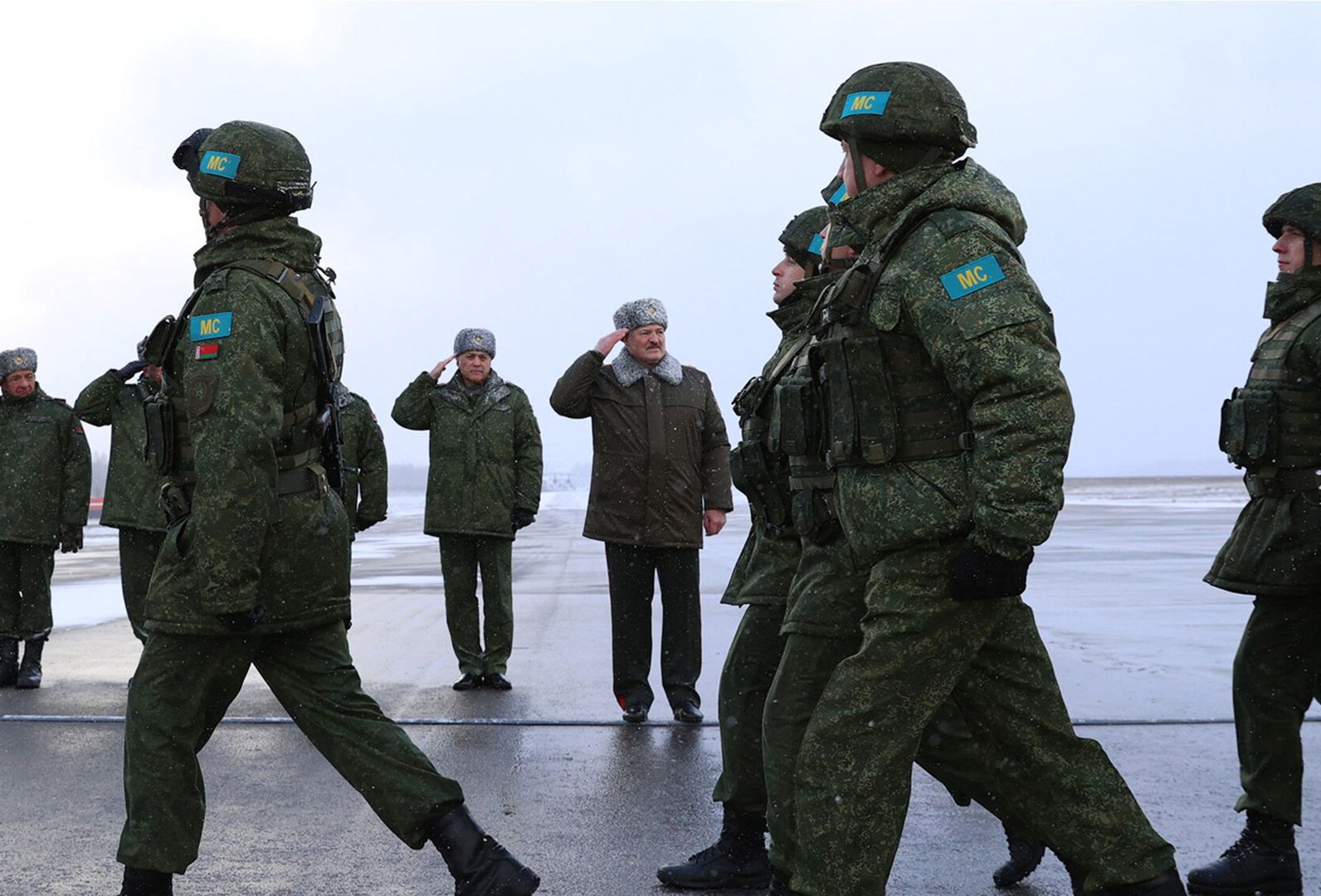 "Czas retoryki się skończył". Rosja transportuje broń na Białoruś