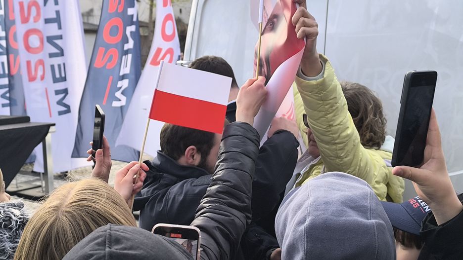 Kiedy Jadwiga Kmieć wyjęła w Kraśniku baner Rafała Trzaskowskieg