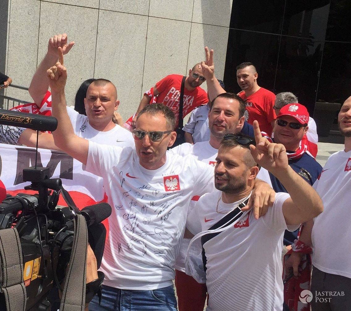 Krzysztof Gojdź w koszulce z podpisami reprezentacji Polski