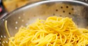 Nigdy nie odcedzaj makaronu nad zlewem. Jest ku temu ważny powód