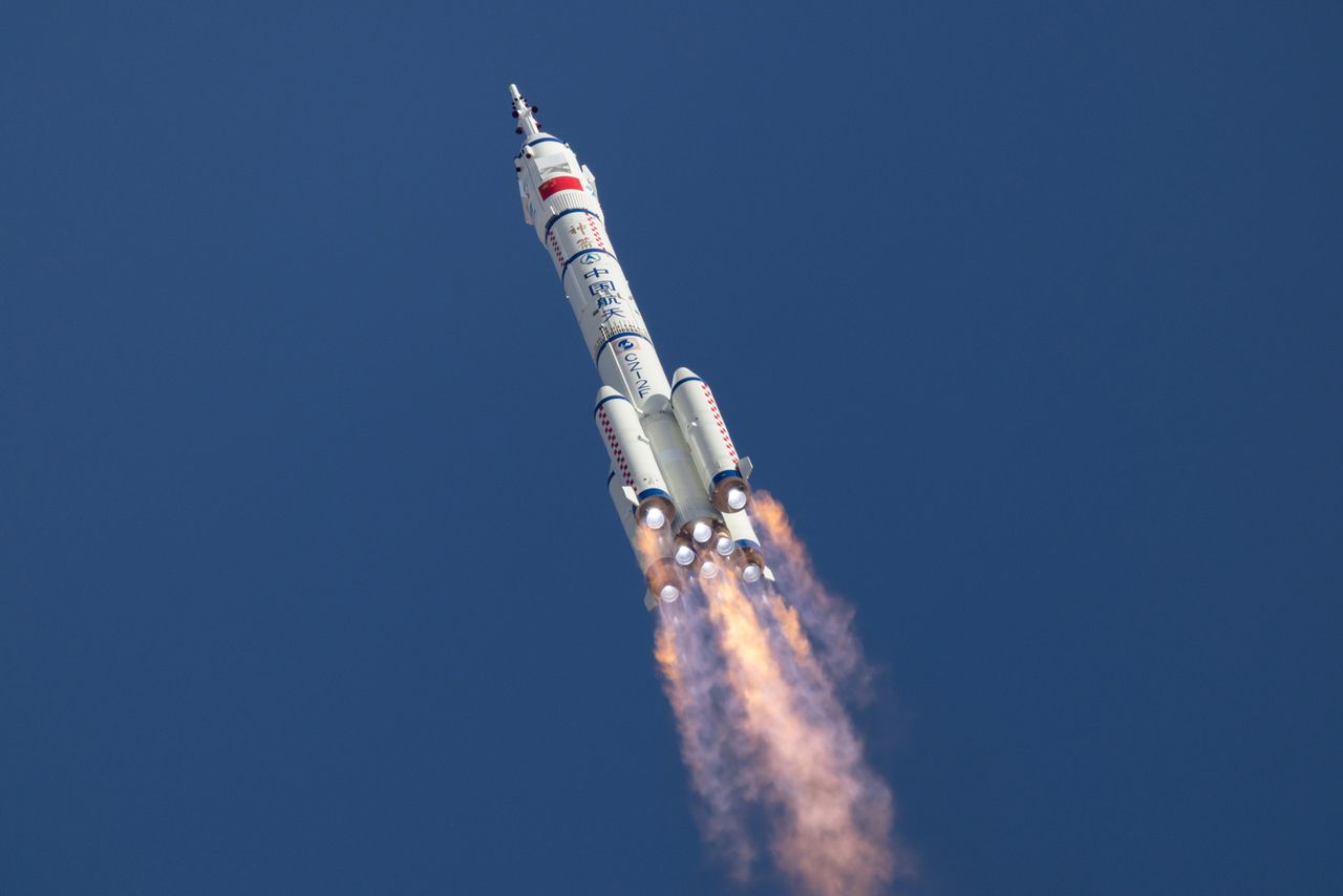 Powrót Shenzhou-20 na Ziemię opóźniony. Powodem śmieci