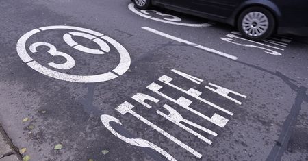 10 km/h w centrum miasta. Drastyczne ograniczenie prędkości wprowadzono w życie