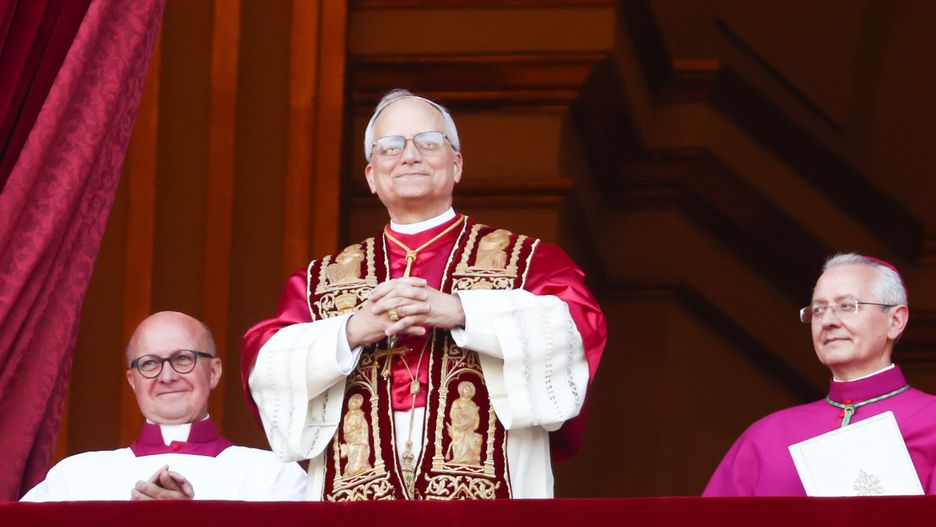 Rzym, Włochy, 08.05.2025. Wybrany na papieża kardynał Robert Prevost (C) ukazał się wiernym, gromadzonym w oczekiwaniu na wyniki konklawe na placu św. Piotra w Rzymie, 8 bm. Nowy papież przyjął imię Leon XIV. (amb) PAP/Art Service