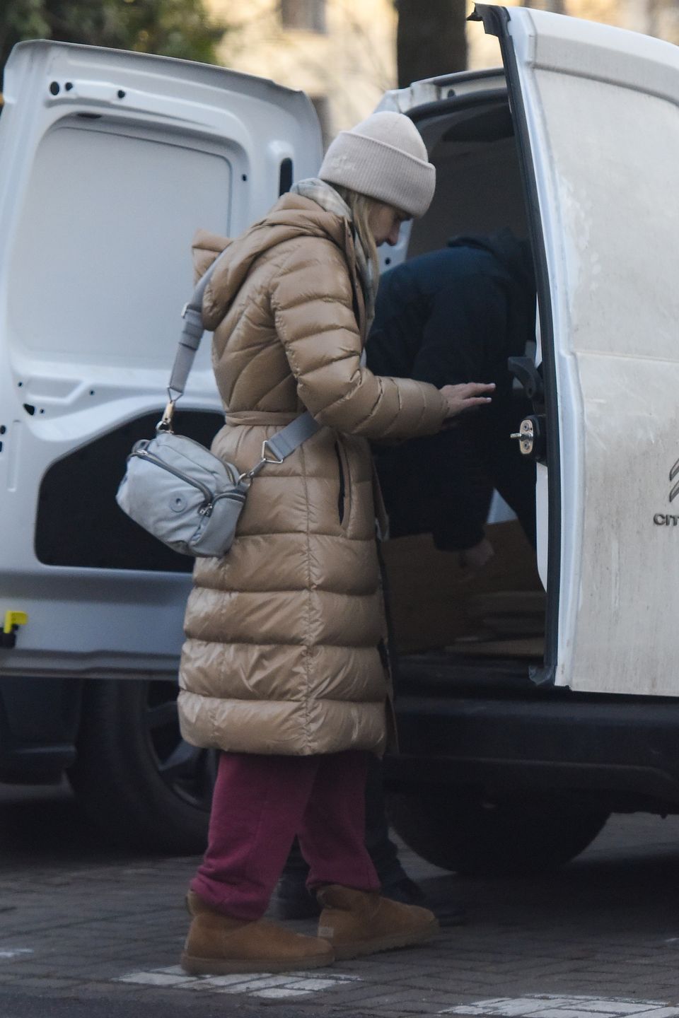 Joanna Koroniewska załatwia sprawunki w centrum Warszawy